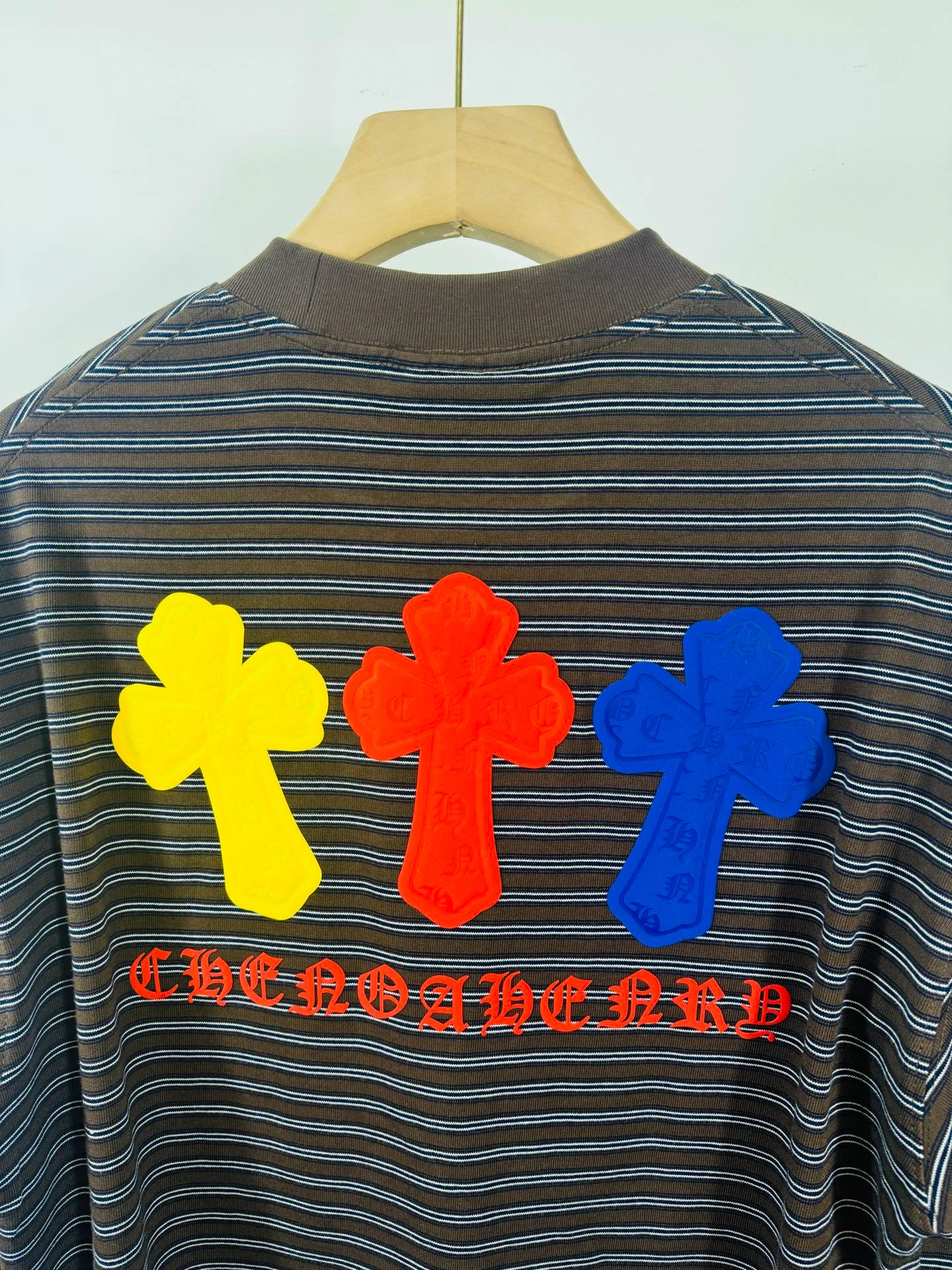 P250 top version, real shot without P, ​​different from market currency) 𝗖𝗵𝗿𝗼𝗺𝗲 𝗛𝗲𝗮𝗿𝘁𝘀/Cro Heart 2025 Autumn and Winter Horseshoe Cross 3D Printed Black and White Striped Couple Casual Long Sleeve 👑The highest version! Customized fabric 320g fabric! Horseshoe cross sticker, a best-selling model in the counter, very comfortable to wear. Accessories: original molded and authenticated collar label➕100% silk wash label. Genuine purchase-grade original hangtag➕matching hanging rope➕3D hanging beads➕original packaging bag. Craftsmanship: The original version has consistent wiring! The highest version of the armhole matching technique! Color: Black Size: S M L XL Style No.: 5189